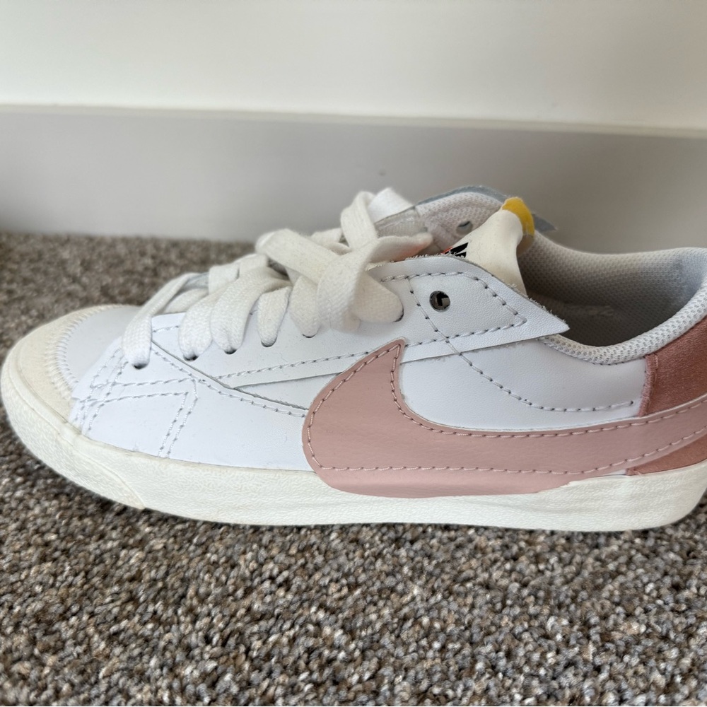Women’s Nike Blazer Low ‘77 Jumbo pink and white size 9. Hardly worn!